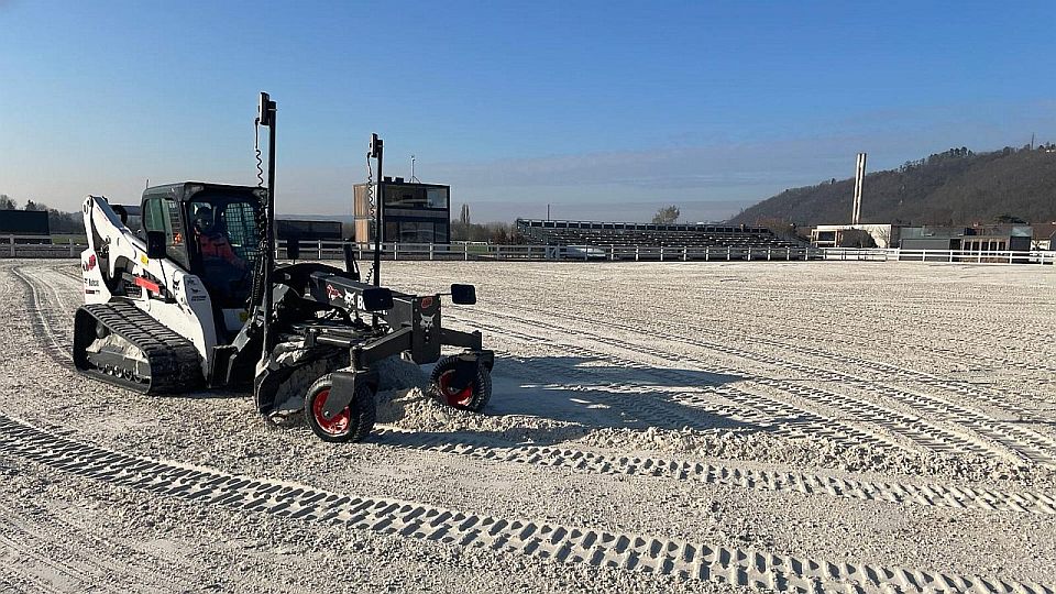 Chuchle Arena Praha revitalizovala před sezonou povrch parkurového kolbiště