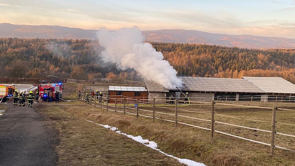Ve Stráni na Karlovarsku hořely stáje. Všichni koně jsou naštěstí v pořádku