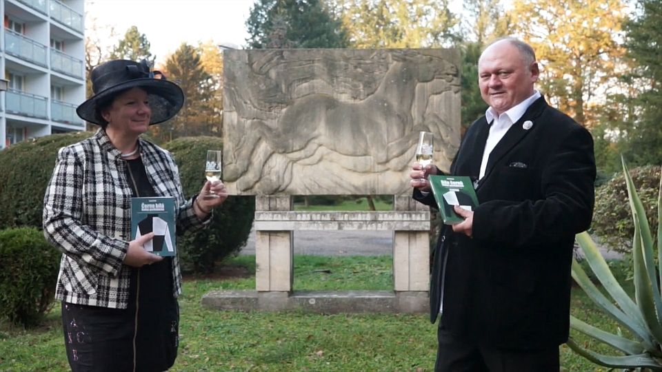 Nové knihy: Bílo černá Velká pardubická a Černo bílá Velká pardubická