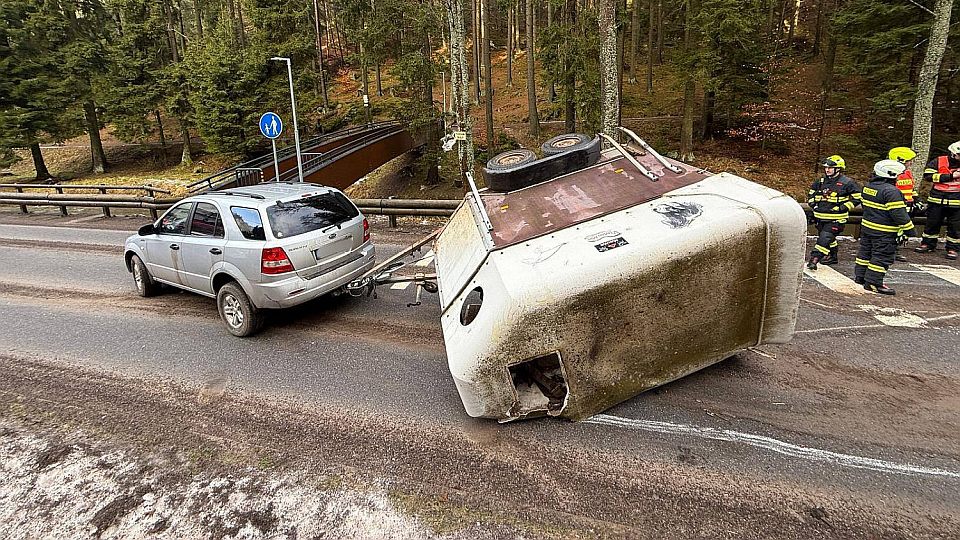 Hasiči pomáhali s vyproštěním koně po autonehodě v Teplicích nad Metují