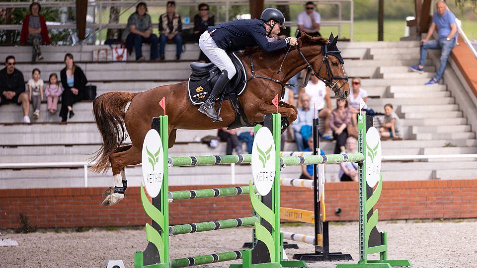 První kolo Profi Jump Tour 2026 vyhrál Kamil Papoušek. Druhá byla Iveta Eim