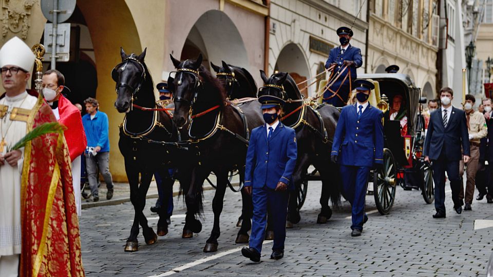 Po staletí ve službách církvi. Starokladrubští vraníci vezli Duku