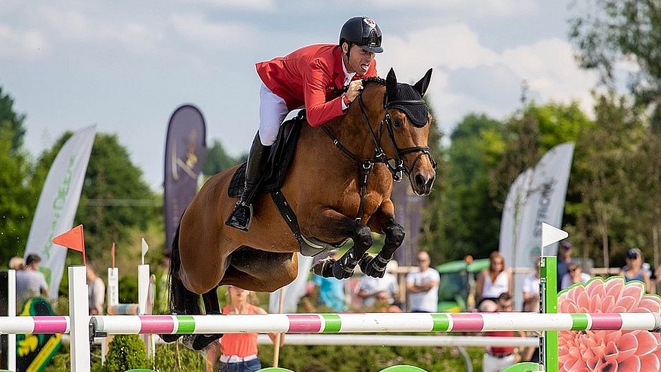 Český olympionik Kamil Papoušek vítězný s Charlyn při CSI3* v Ommenu
