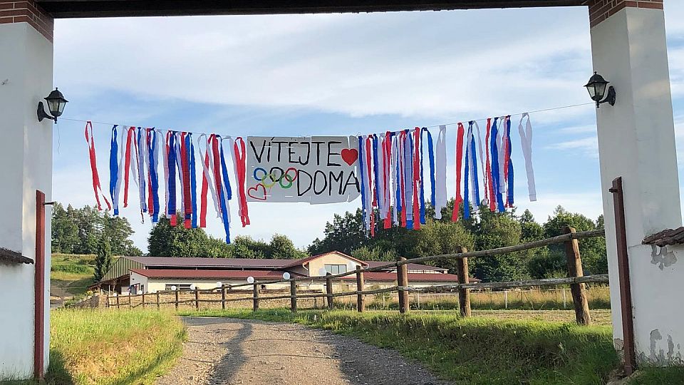 Parkuroví koně dorazili z Tokia do domovských stájí. Cento měl nadílku